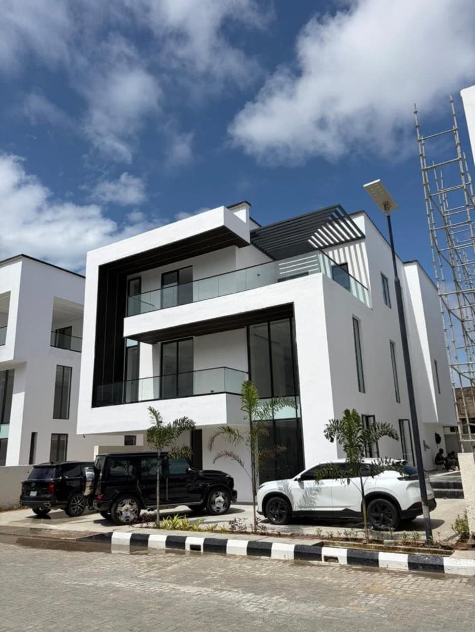 6 Bedroom Villa with 2 BQ and Cinema Room for Sale - Lekki Phase 1