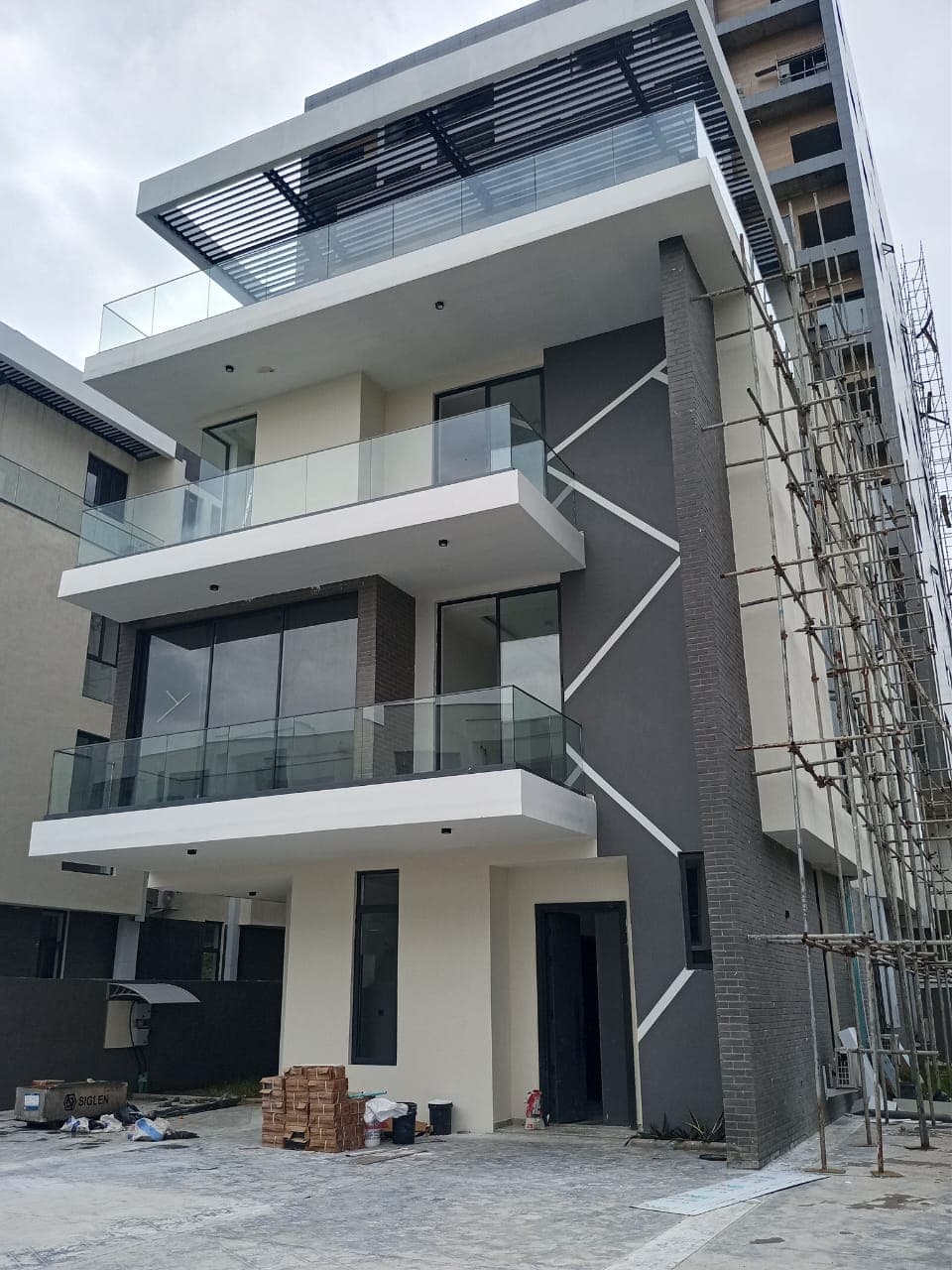 6 Bedroom Luxury Home for Sale in Banana Island