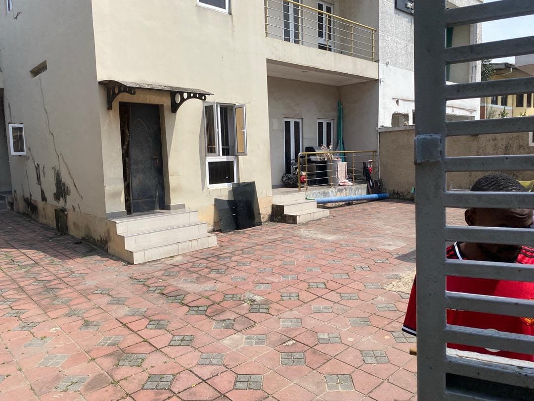 889 sqm Land with Structure for Sale at Lekki Phase 1