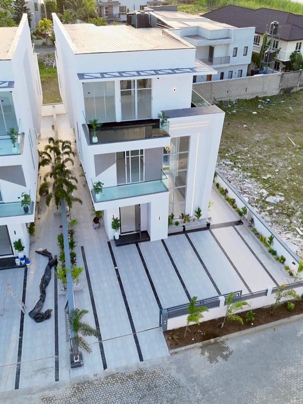 5 Bedroom Duplex for Sale in Osapa London